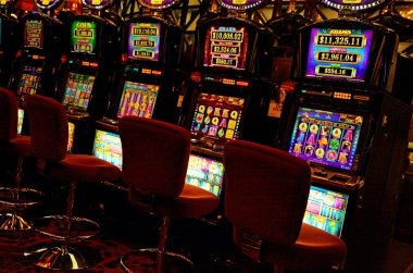 Andar Bahar live dealer game interface on misteribet77 showing card layout